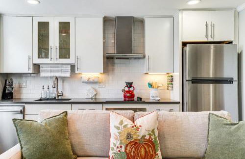 Walk to Constitution Beach Mid-Century Boston Gem - Foto 7