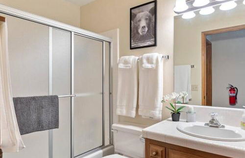 Cozy 3BR Dog-Friendly Cabin- Level 2 EV Chgr - Photo 35