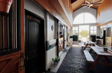 Stay in a Converted Horse Stall Suite with Private Bath, Breakfast & Farm Views Near Old Hickory Lake - Foto 9