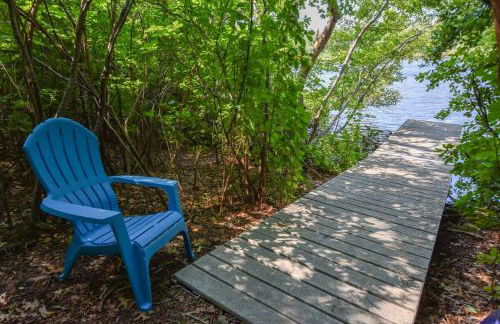 Pond Front Home with Private Dock - Foto 30