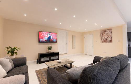 Spacious 4BR Home Walk to Station Parking - Pass the Keys - Foto 9