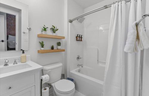 Steps away from Mass Ave Restaurants and Big Patio - Foto 24