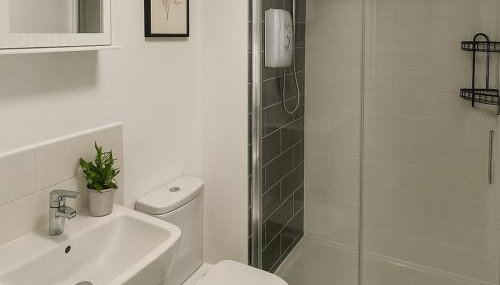 Contractors & Relocators Apt - Long Stay Savings - Fibre Optic High-Speed Wi-Fi - Multiple Free Parking Spaces - Netflix - Guest 4 - Foto 5, Shower