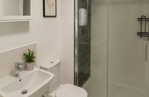 Contractors and Relocators Apt - Long Stay Savings - Fibre Optic Hi-Speed Wi-Fi - Multiple Free Parking Spaces - Netflix - Sleeps 4 - Foto 5