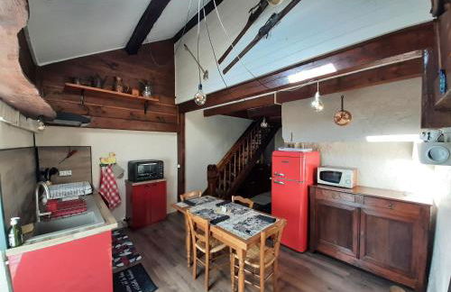 Gîte paisible dans une ancienne ferme avec WIFI et parking à Saint-Bresson - FR-1-583-440 - Foto 7