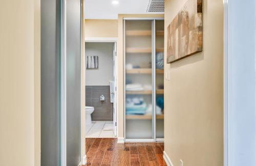 Modern Pool house with hot tub and relaxing backyard - Foto 8