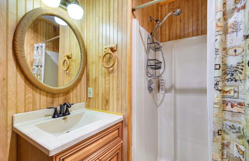 2 Blocks to Boat Ramp Higgins Lake House with Grill - Foto 17