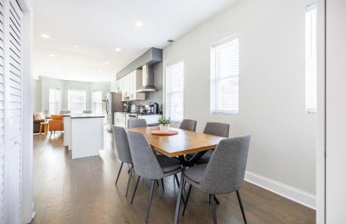 Uptown Bright & Modern Apt - Steps to Lake, Train, Amazing Food & Free Parking - Photo 23