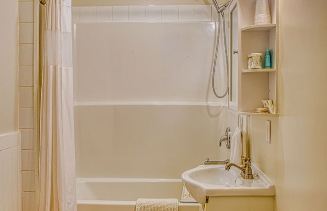 Barefoot Villas Cabin 2 Moose w/ Hot Tub - Photo 14