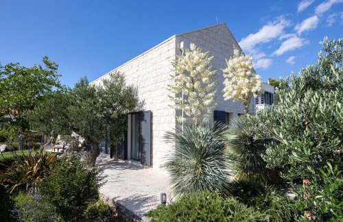 Villa True Oasis with Heated Pool - Photo 39