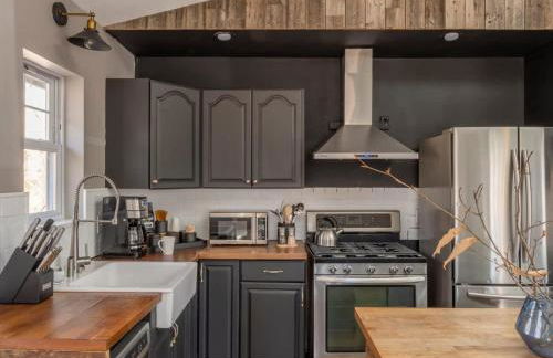 Chic Cabin with Hot Tub and Fire Pit - Foto 12