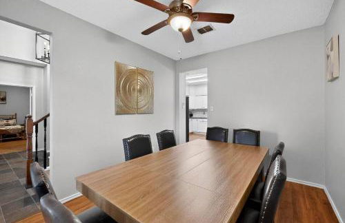 Newly updated 5BR/2.5BA w/pool sleep 16 ppl• - Photo 17