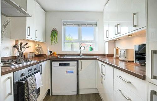 Grace House - Prime Location - Driveway Parking, Pool Table, Fast Wifi, Self Check-In and Smart TV with Sky TV and Netflix by Yoko Property - Photo 26