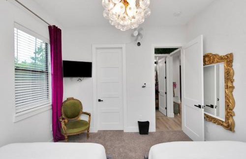 Houston's Downtown Bloom House - Spacious Floral Escape for Groups - Foto 34