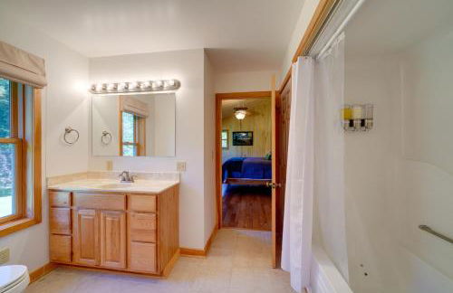 Riverfront West Virginia Cabin with Screened-In Deck - Foto 22