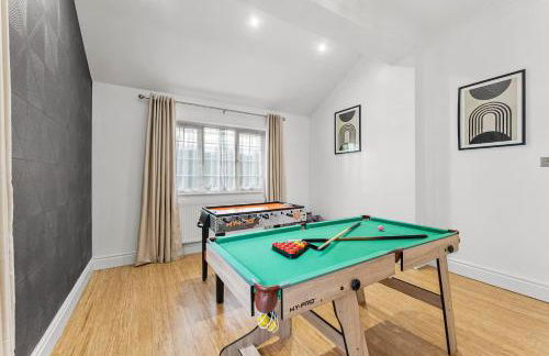 Perfect Booking 4 Bed Home in Cheltenham - Photo 24