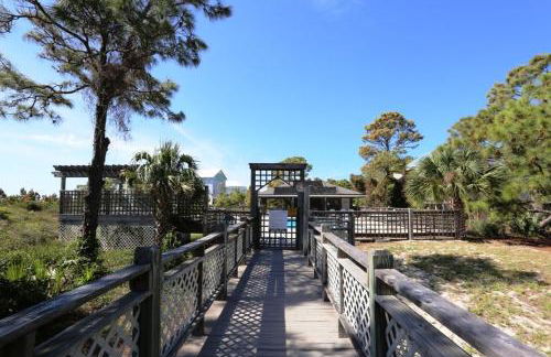 Woofs and Waves by Pristine Properties Vacation Rentals - Foto 5