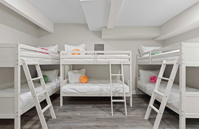 Fireside Fun by Avantstay Sleeps 18 Waterfront + Pool - Foto 39