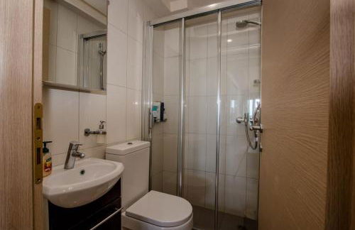 White Crystal Beachfront Apartment - Photo 17