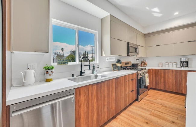 Luxurious Townhome - Photo 11