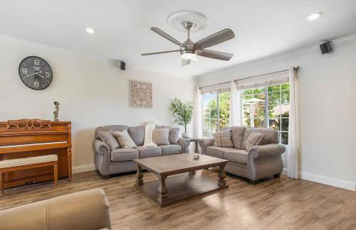 Charming Villa with Backyard Oasis Close to Beach - Foto 9