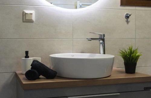 Το Σπίτι της Γιαγιάς 2 (Grandma's House 2) - Foto 2