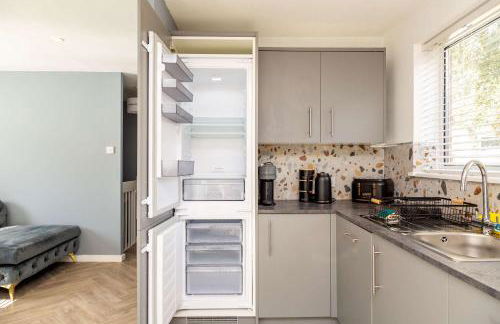 Modern & Stylish 3 Bedroom Home in Peterborough - Photo 13