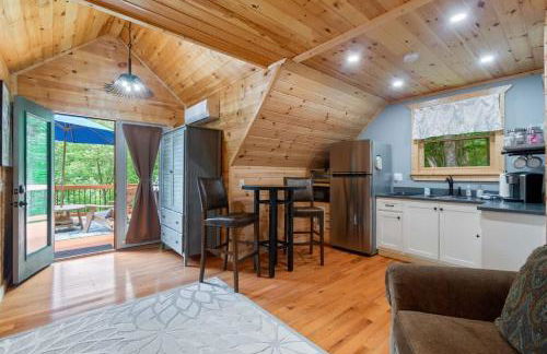 Couples Carriage House Retreat-Wineries & Hiking - Foto 5