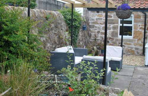 Carpenters Cottage- coastal stay with garden - Foto 12