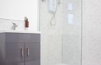 6 BR 3 Bath Spacious Tudor House & Free Parking - Foto 23