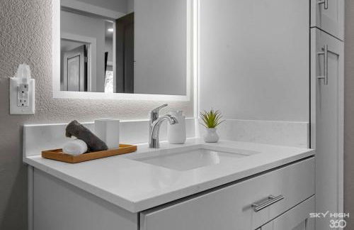 Deluxe 2BR Near Amp, Culture & Walmart wPool - Photo 40