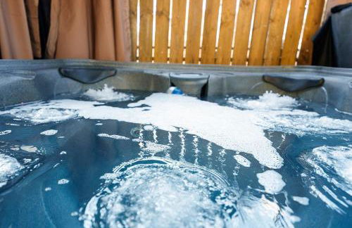 Cozy escape with Hot Tub, ideal for family & friends - Photo 16