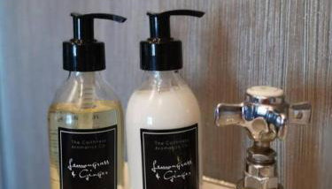 B'Dazzled Flat, Castletown - Photo 5