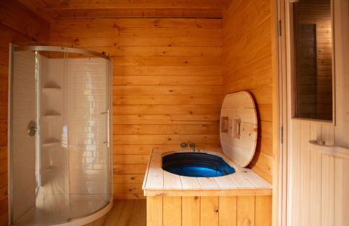 Poconos True Log Cabin with Sauna, Movie Theather, Hot Tub & Fire Pit! - Foto 45