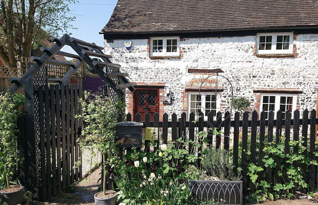 Charming 17th Century 2-bed Cottage in Medmenham - Foto 1