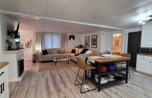 Tiki Escape w/ Amazing Mountain and Marsh Backdrop - Foto 44