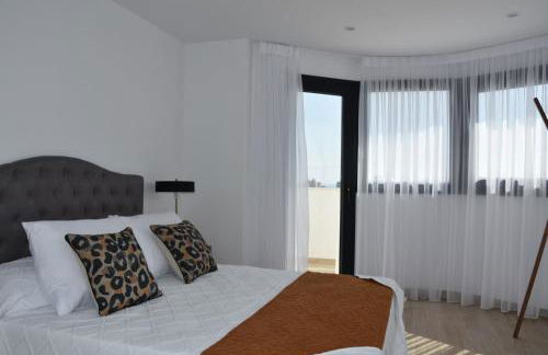 PANORAMISCH modern vakantiehuis in Finestrat bij Benidorm met 3 slaapkamers, gelegen op de 1ste lijn met privézwembad en omheinde privétuin, zicht op zee, de bergen met 'Kilómetro Vertical del Puig Campana' en op de skyline van Benidorm City en Finestrat - Foto 23