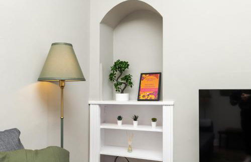 2 Bedroom Flat - Free Parking - by Holiday Homes - Foto 28