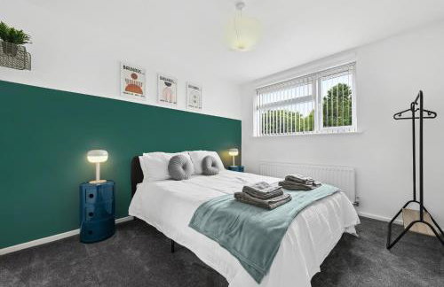 Modern 3BR, Sleeps 6, Great for groups, free parking, fast WiFi - Foto 8