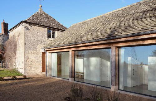 High Cogges Farm Holiday Cottages - The Cart Shed - Photo 1