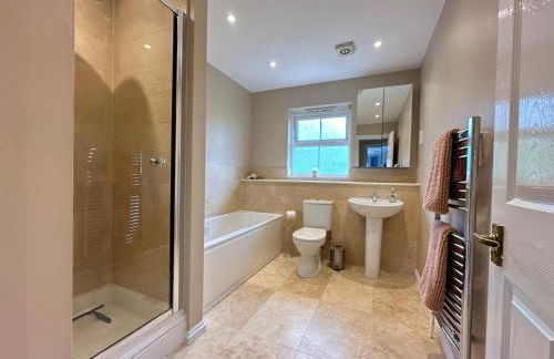 Spacious 4 Bed Home near Elizabeth Line, perfect for Contractors, Families & Groups - Foto 21