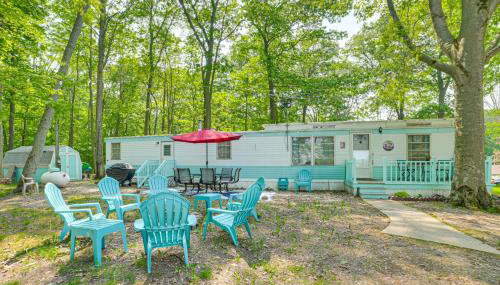 12 Mi to Skiing Manistee Lake Cottage with Fire Pit - Foto 2