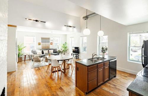 Soaring 2BR Parkside Loft Walkable to it All - Foto 11