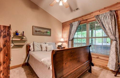 Serene Maggie Valley Retreat with Deck and Hot Tub! - Foto 12