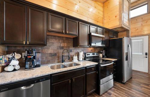 Family or couple retreat next to Downtown, Dollywood & Smoky Mountains! - Foto 25