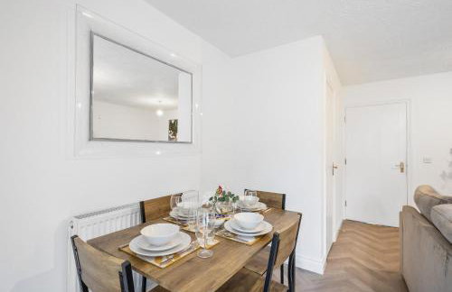 Cozy 2 Bedroom House with Driveway Parking & Garden - Foto 3