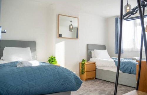 3 Bedroom home in Milton Keynes with Free Parking, WiFi and SKY TV - Foto 9