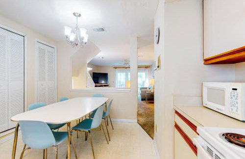 Ocean-view townhome with balcony & W/D - walk to beach - dog-friendly - Foto 9