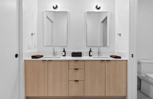 Skyline View, Pool, Gym, Balcony's, Walk to BWay! - Foto 14