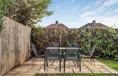 Spacious 4 Bedroom Home, Prime Location, Parking - Photo 7